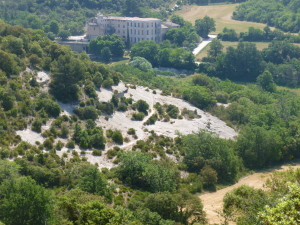 Le château de Buoux est en vue, tout comme le sentier qui va nous y amener