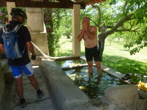 Rafraichissement dans le lavoir